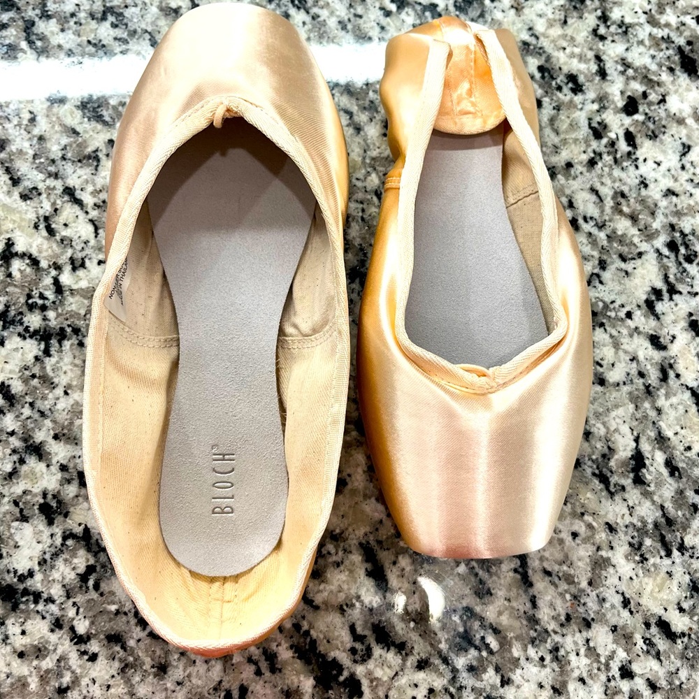 Bloch Heritage pointe shoes. New in box, never worn. Adult size 6.5/4x width
